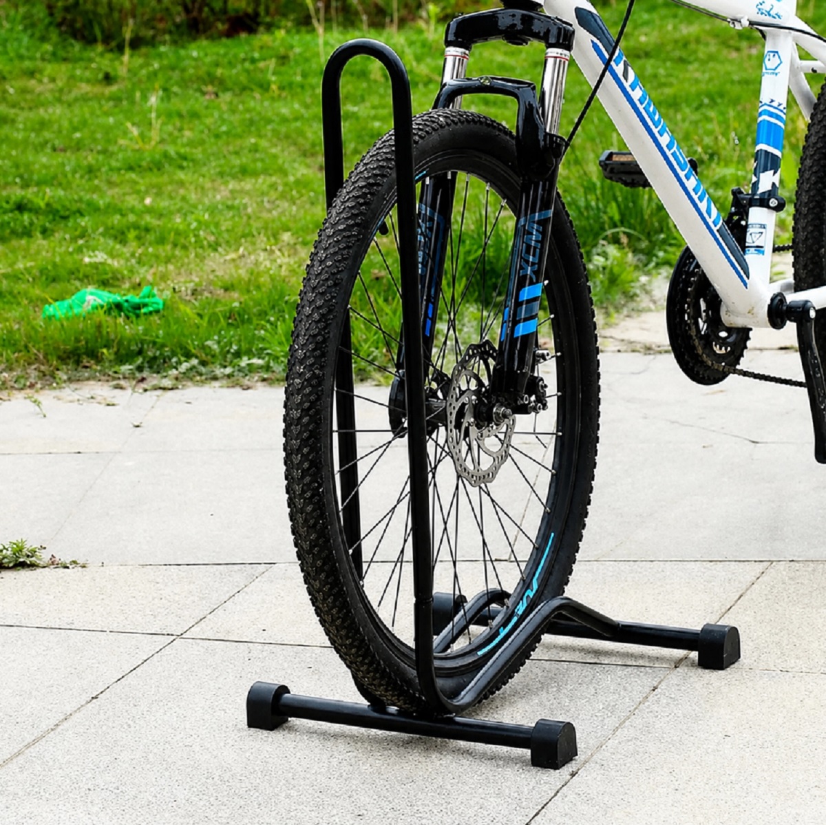 Praktický stojan na bicykel